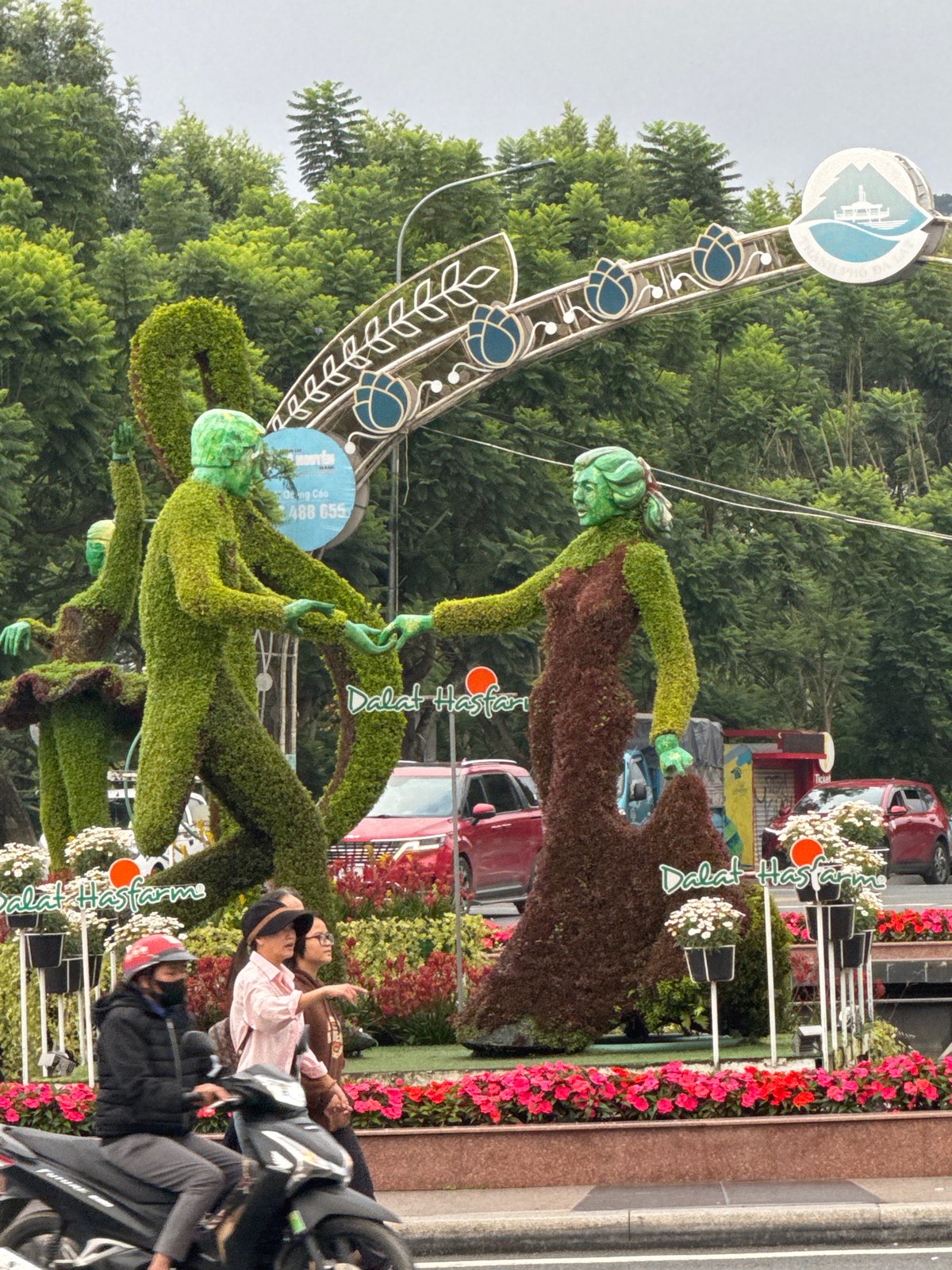 Evening street life captured around Da Lat's Xuan Huong Lake