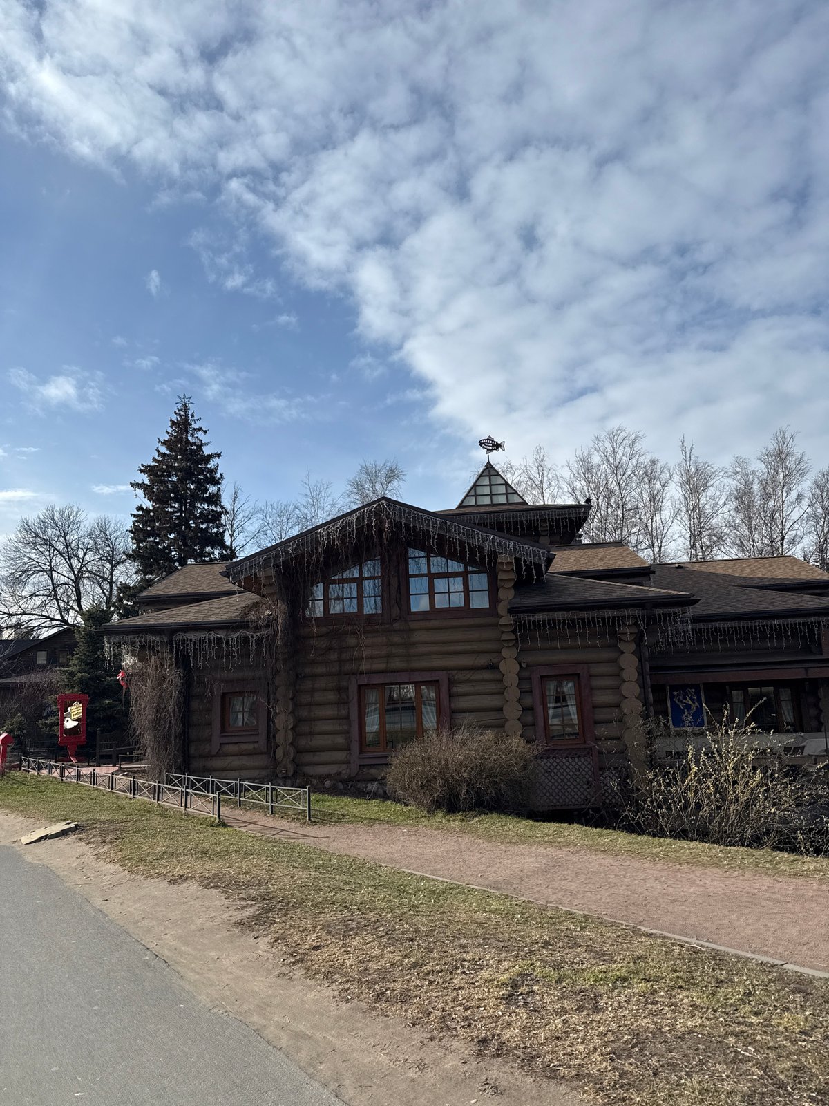 Log cabin house spotted in Saint Petersburg