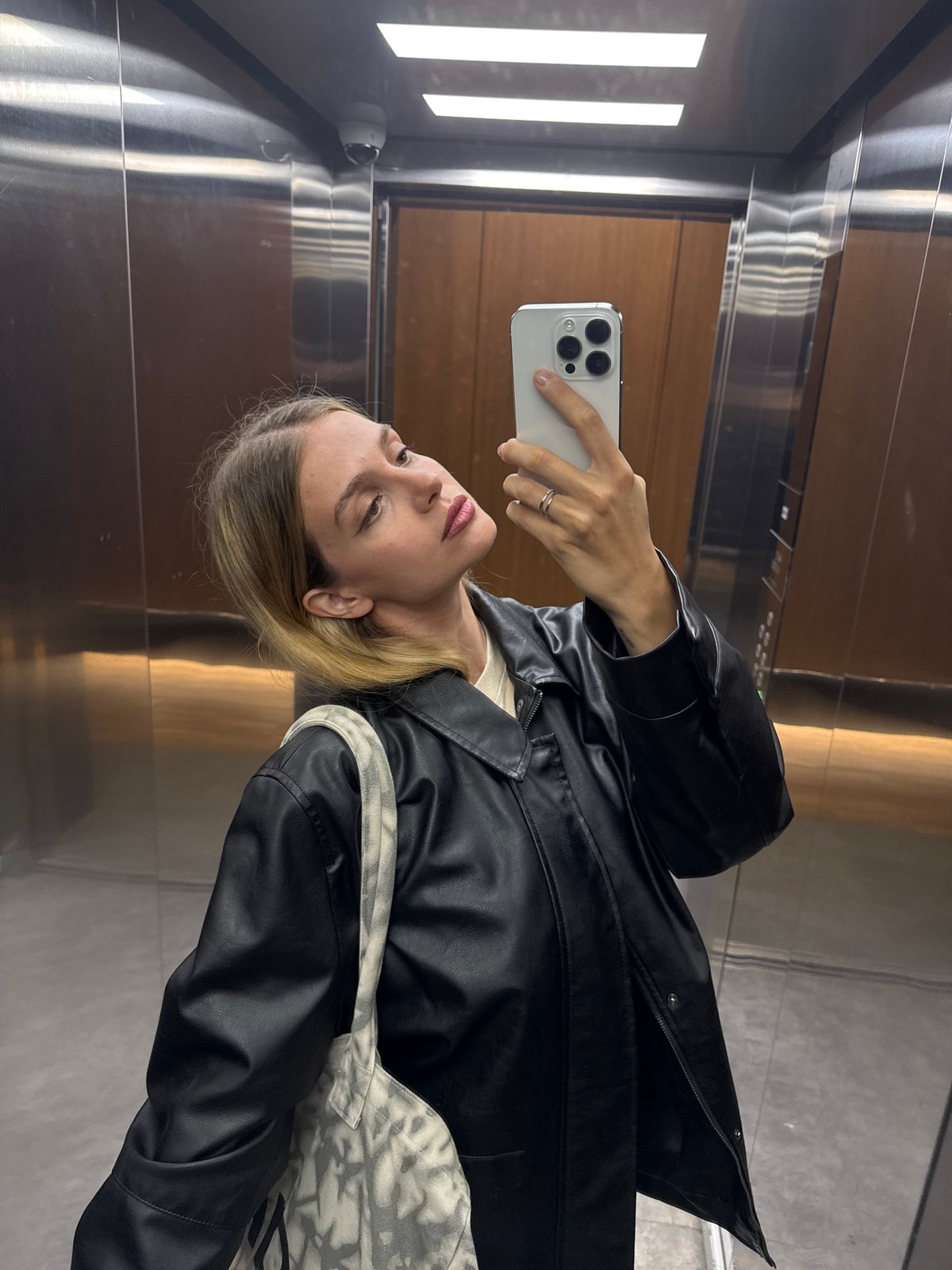 Woman documents morning routine: elevator selfies, flower arranging