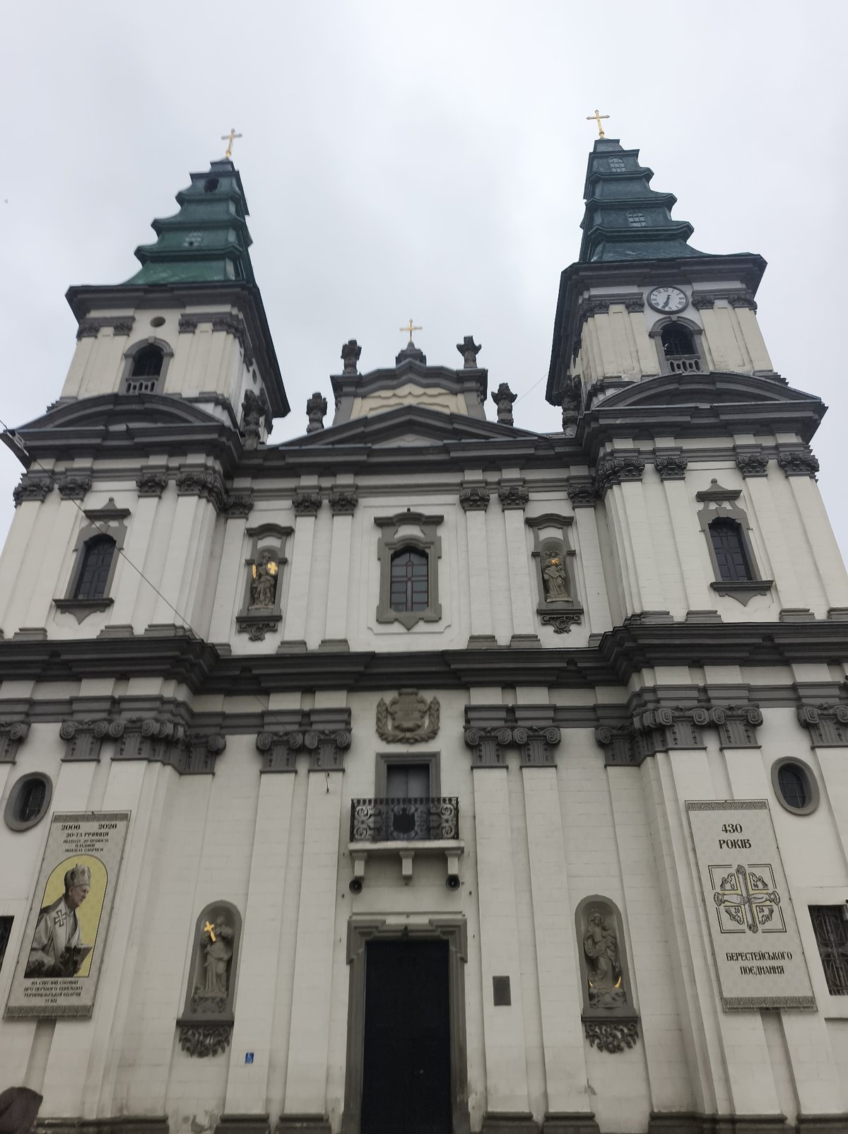 Witness documents rainy afternoon tour of historic Ternopil architecture