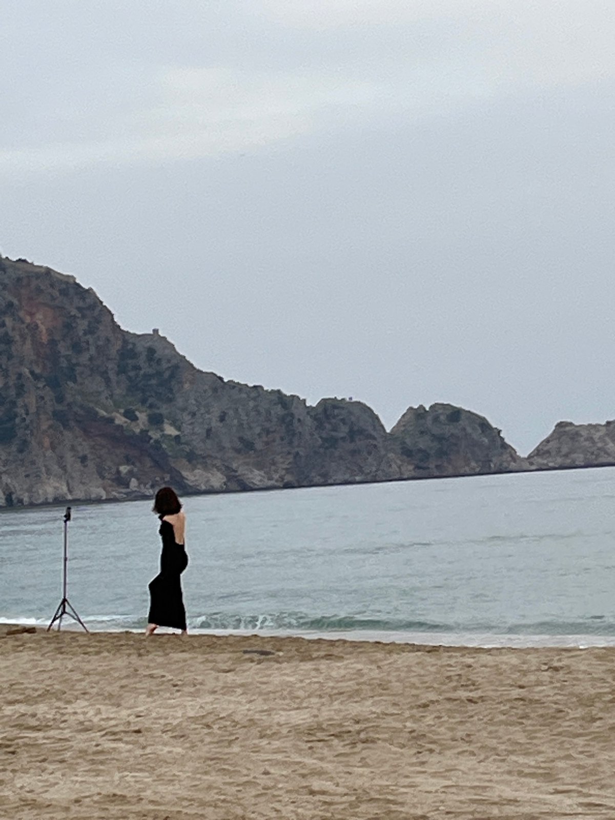 Beachgoers enjoy calm afternoon at Alanya coast under cloudy skies