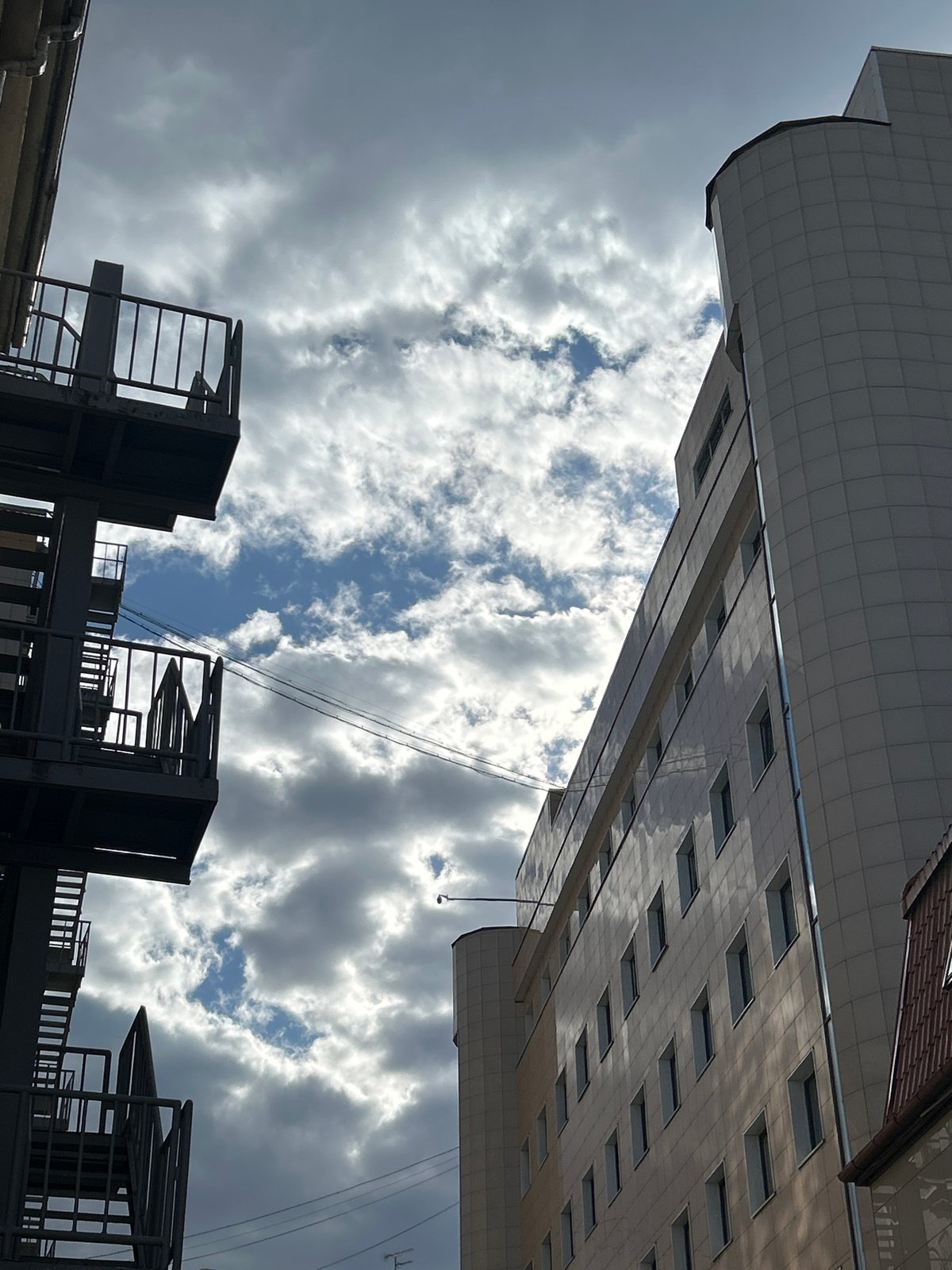 Moscow resident captures spring urban scenes, architecture, vegetation