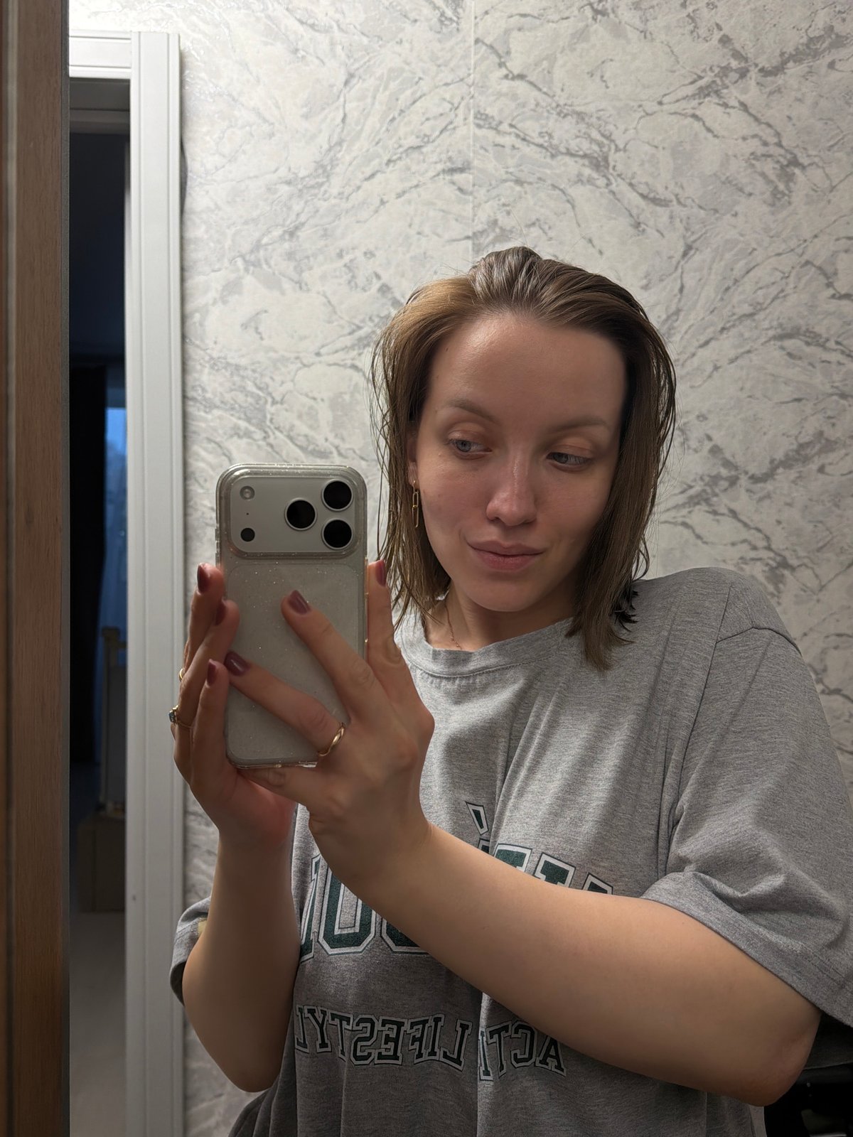 Woman takes bathroom mirror selfies in Reshetnikovo, Russia
