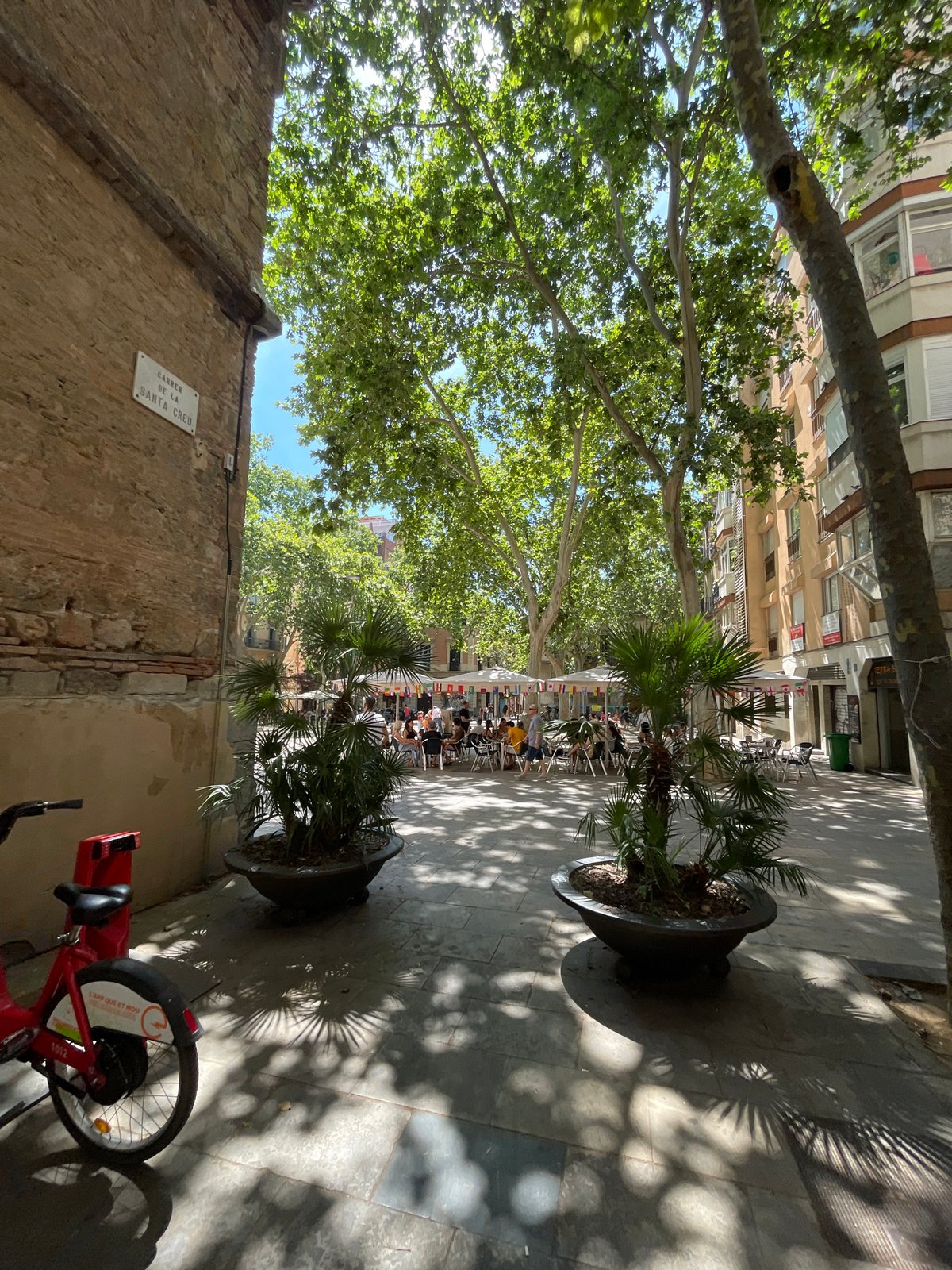 Barcelona street walk: plazas, graffiti alleys, and painted shutters