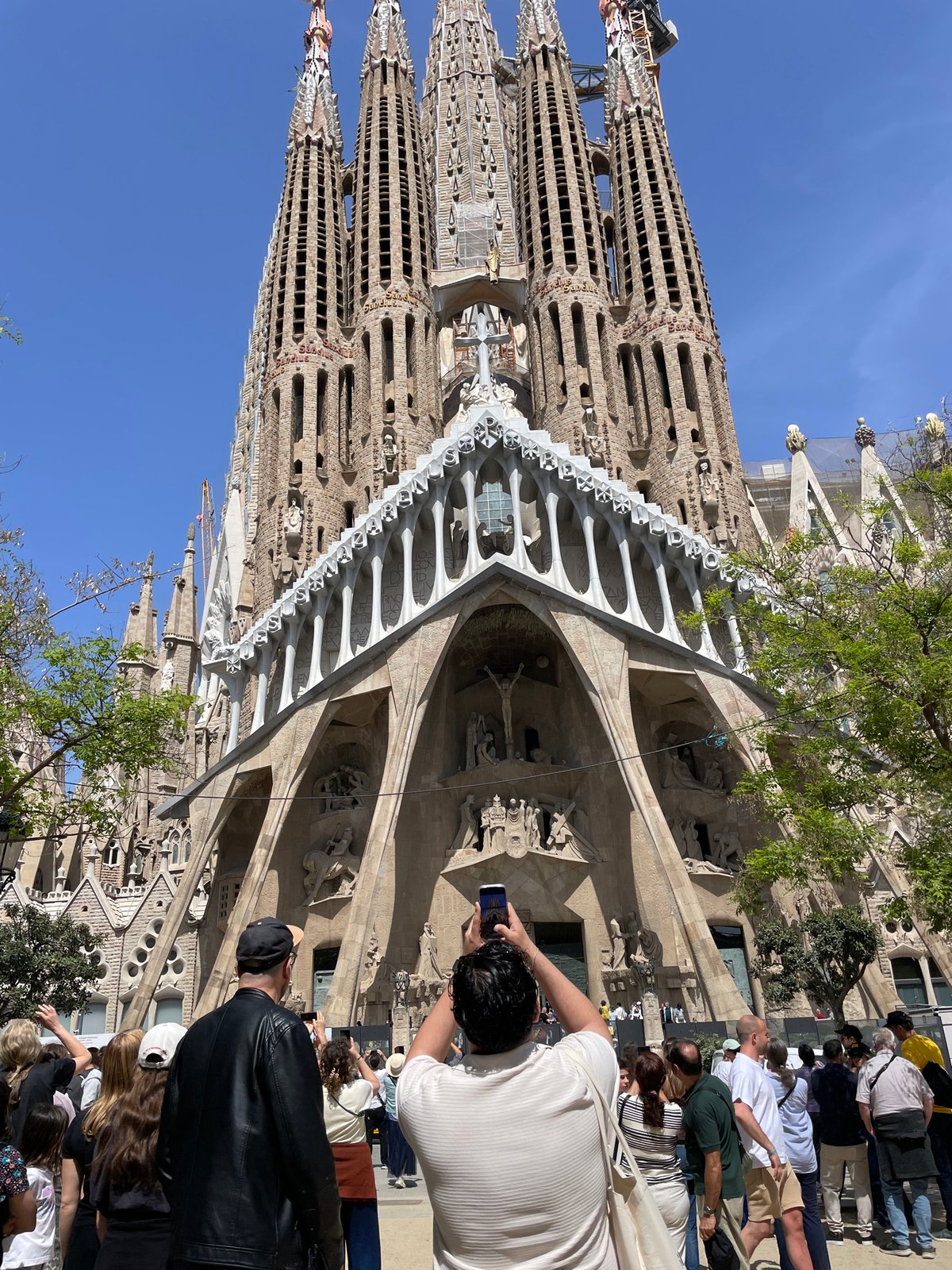 Tourist captures sunny Sagrada Familia scenes in Barcelona