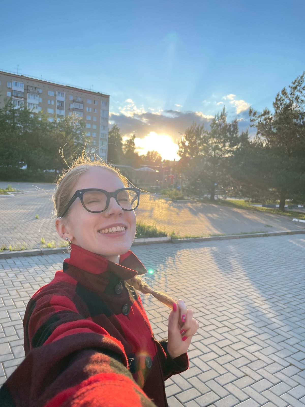 Casual afternoon moments documented across Izhevsk, Russia