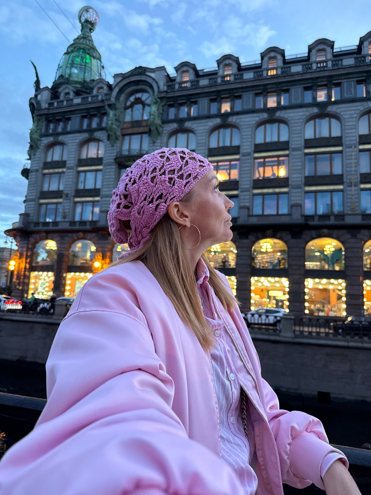 Tourist's evening photo session at Saint Petersburg landmarks