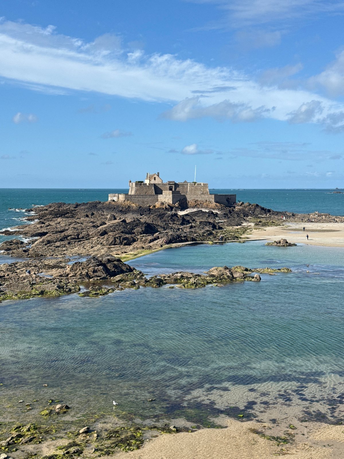 Tourist captures Saint-Malo's historic sites during 20-minute afternoon walk