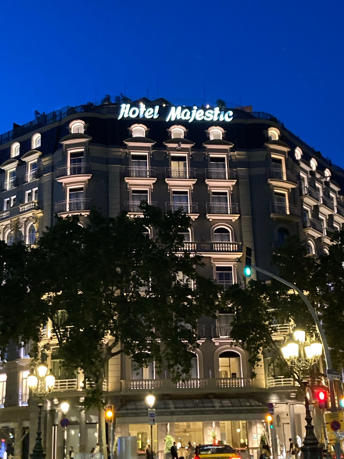 Hotel Majestic on Passeig de Gràcia at dusk, 30 angles