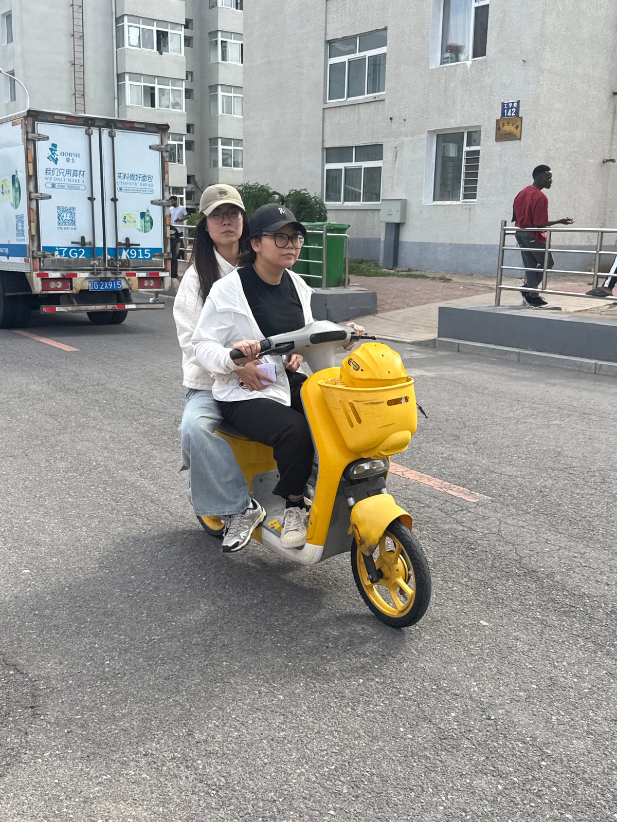 Graduation celebrations unfold in Zhongtun amid roses and scooters