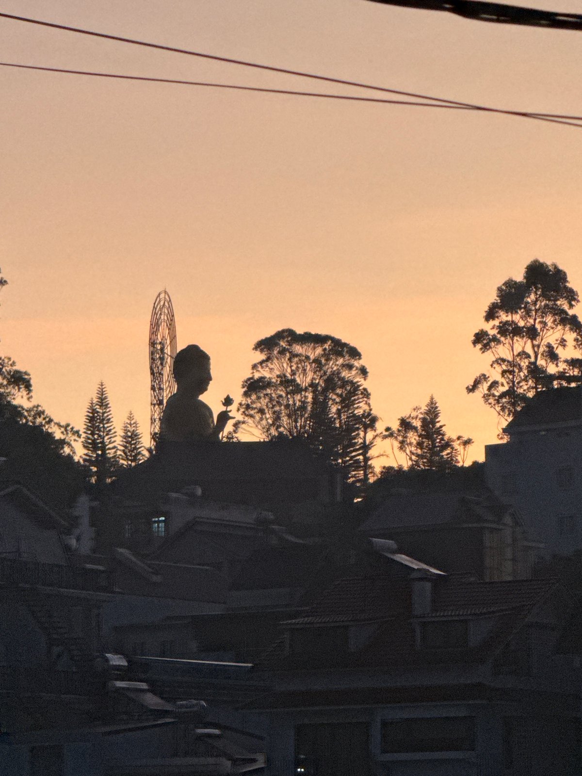 Golden sunset captured across Đà Lạt's Lâm Viên Square