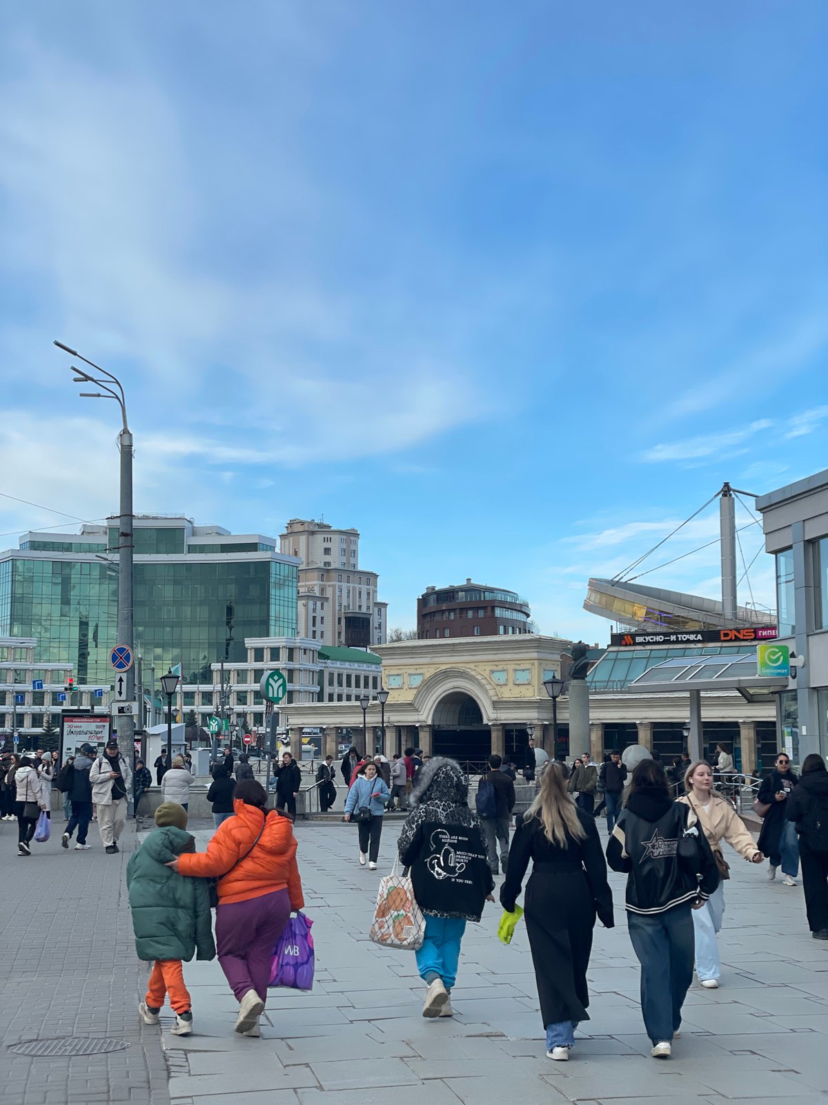 Kazan street life documented during busy afternoon hours
