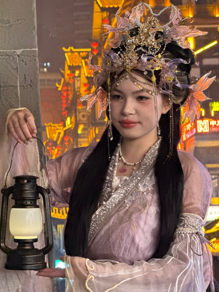 Traditional Chinese costume gathering documented across Yuzhong District