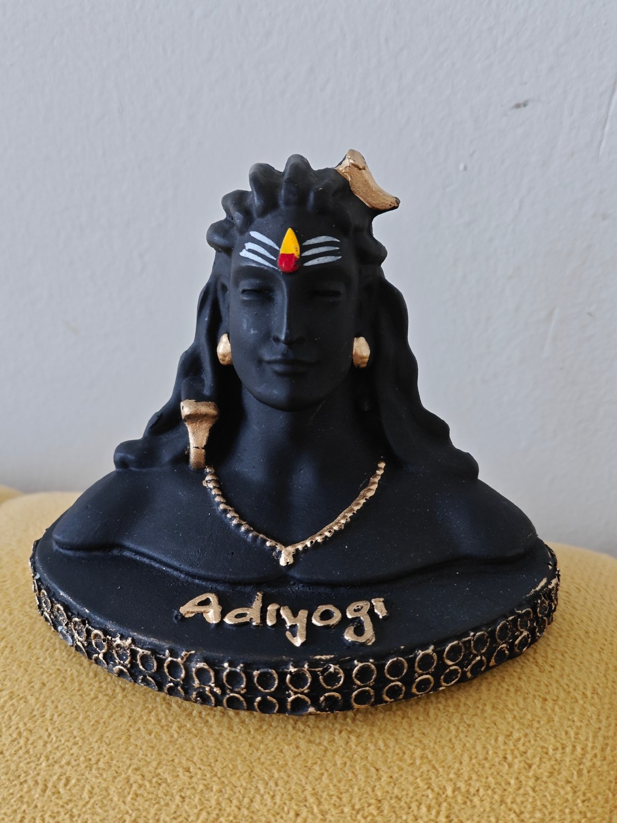 Adiyogi Shiva statue with gold accents observed in Mumbai