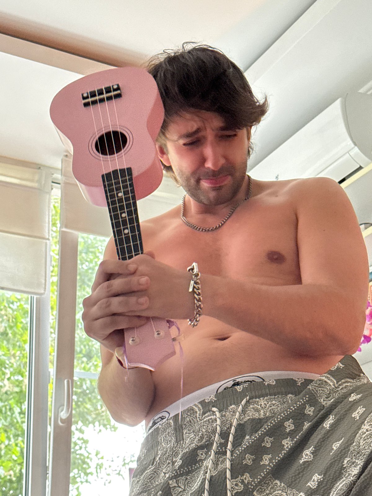 Pink ukulele, designer toys, and a Moscow art afternoon