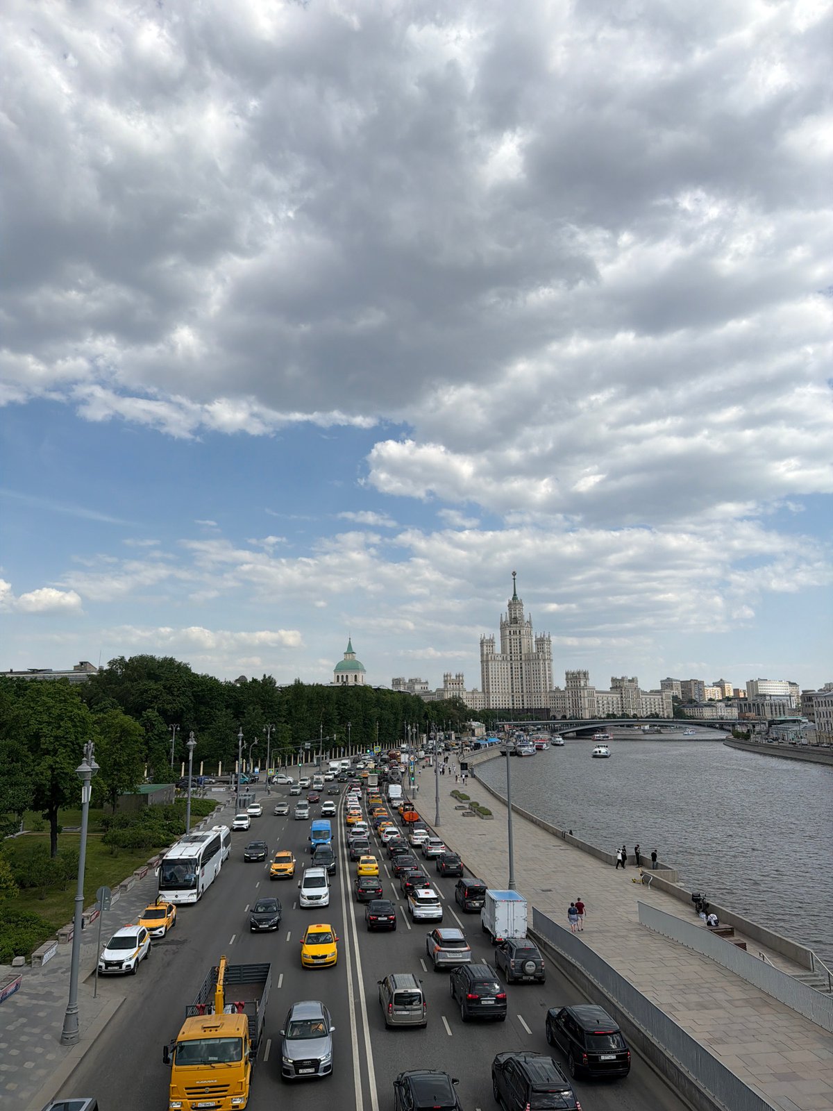 Heavy traffic reported near Moscow's Kotelnicheskaya Embankment Building