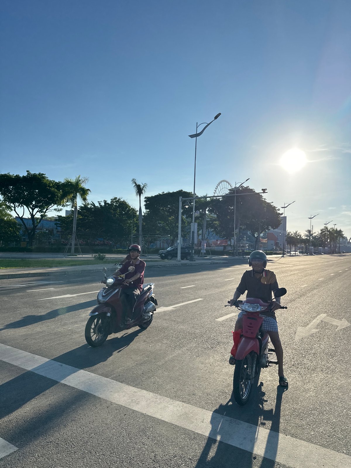 Evening street life documented across Đà Nẵng, Vietnam