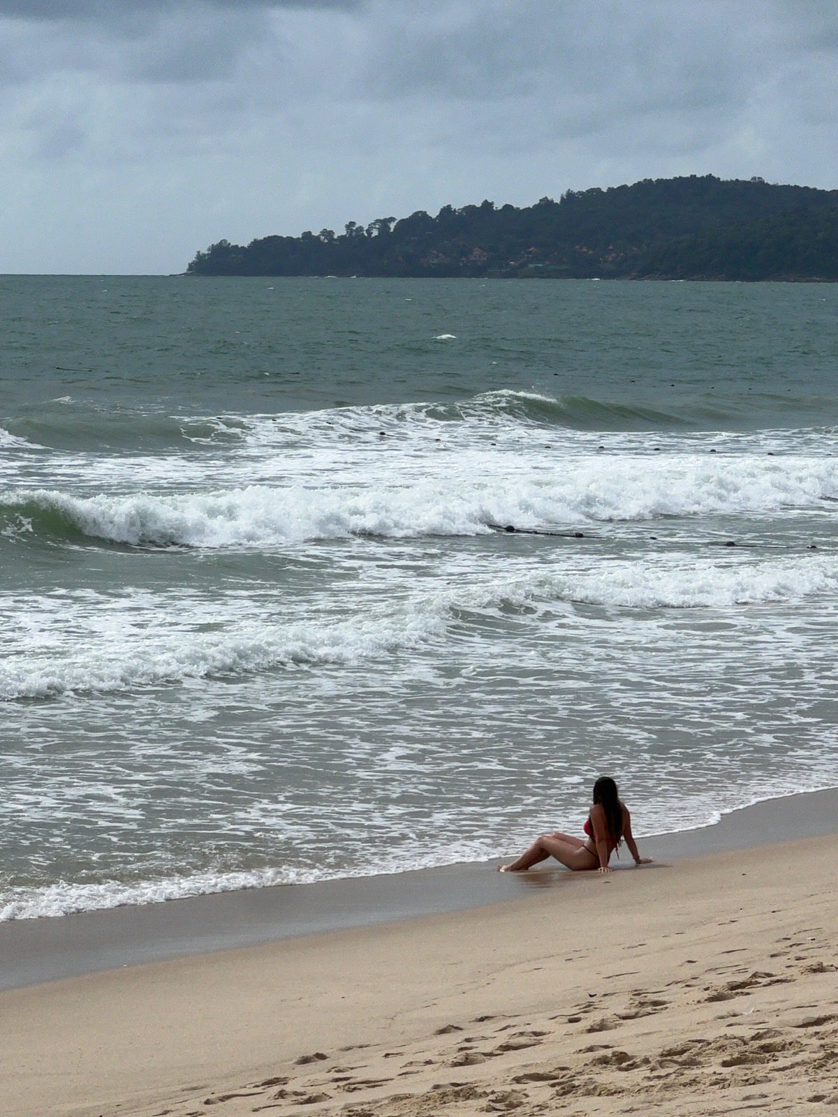 Overcast morning on a rough Choeng Thale beach