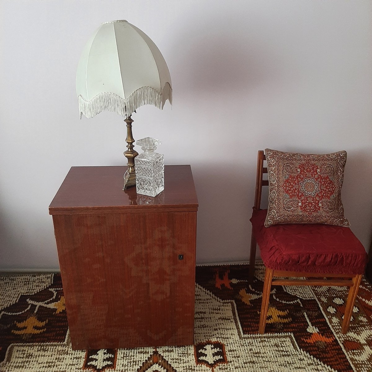 Detailed look around a cozy, eclectic decorated interior