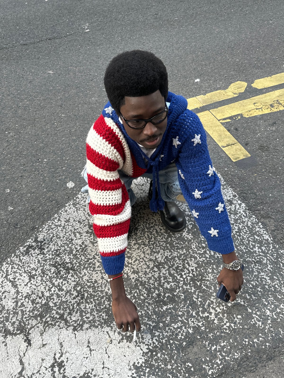 Person in patriotic sweater observed in Saint-Ouen-sur-Seine