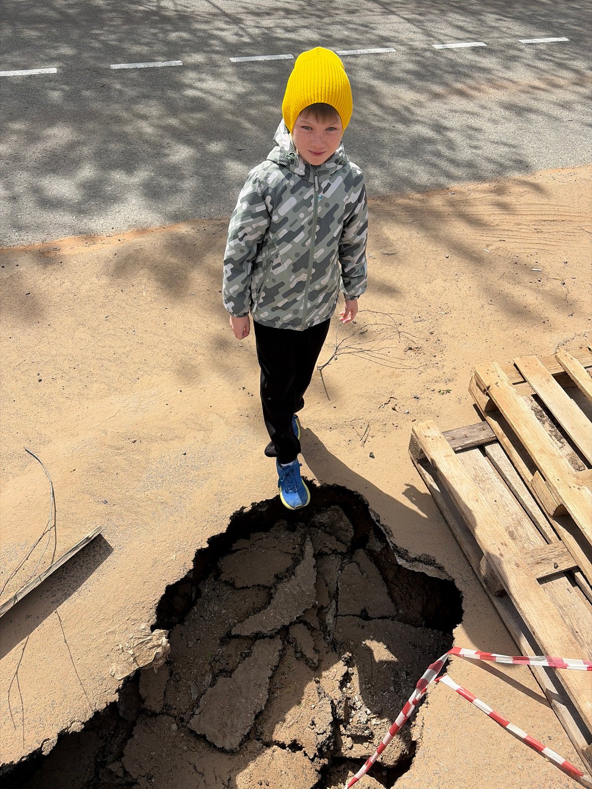 Morning scenes capture child, construction, and residential life
