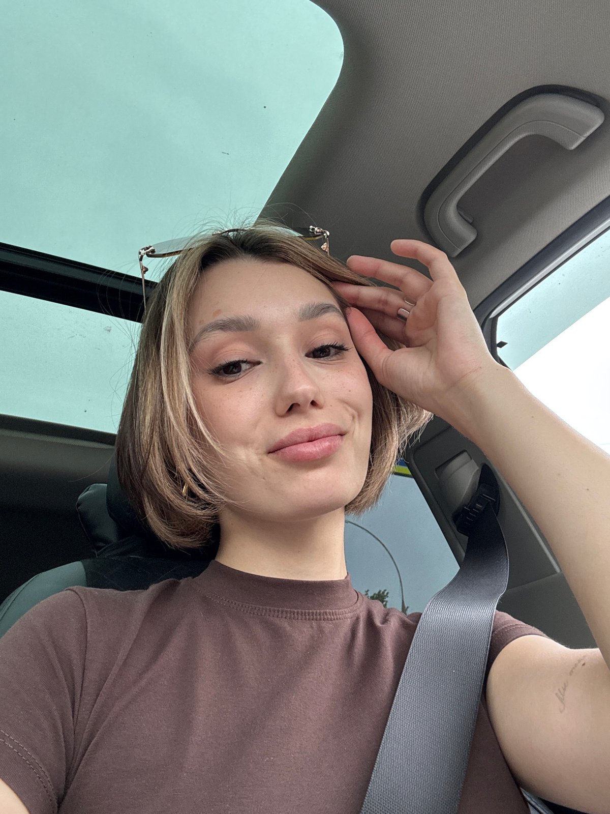 Woman documents car journey through selfies over three hours