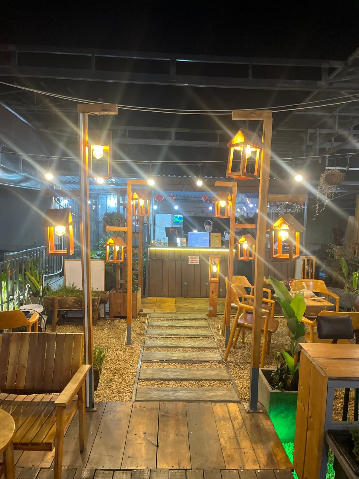 Rooftop café night and airport runway views in Đà Nẵng