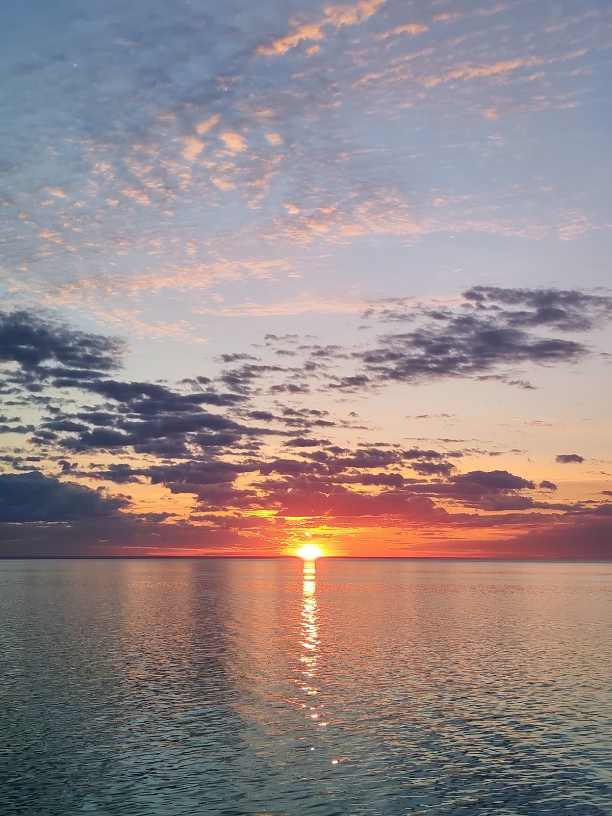 Sunset documented over waters near Bol'shie Mkhi, Russia