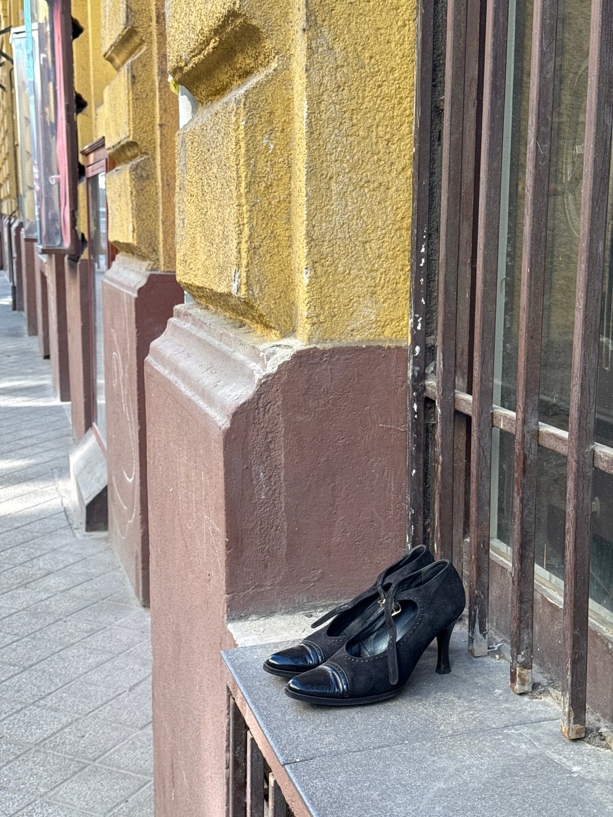 Black heels left on Budapest building ledge