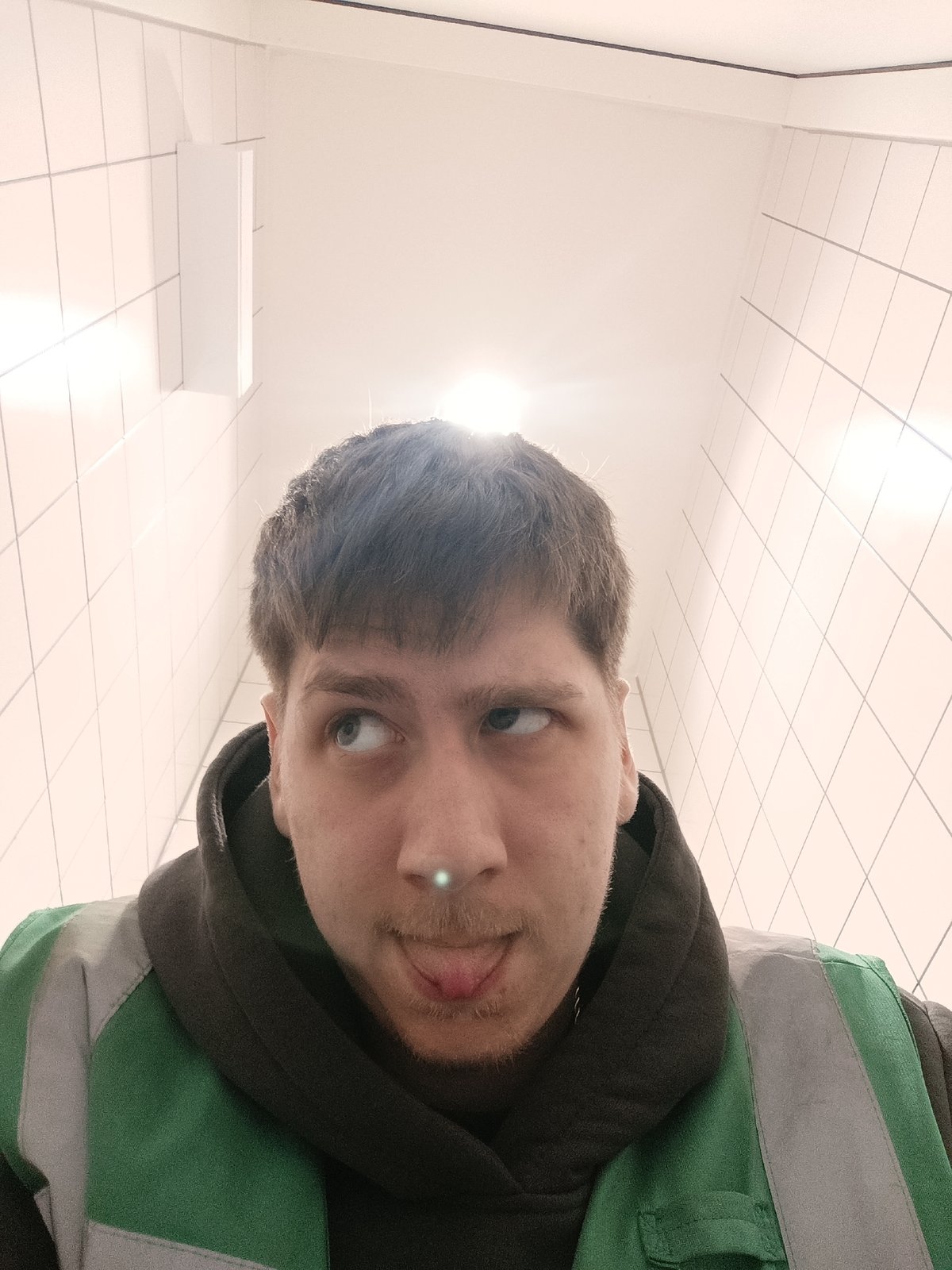 Worker documents day with selfies, FedEx van in Duiven