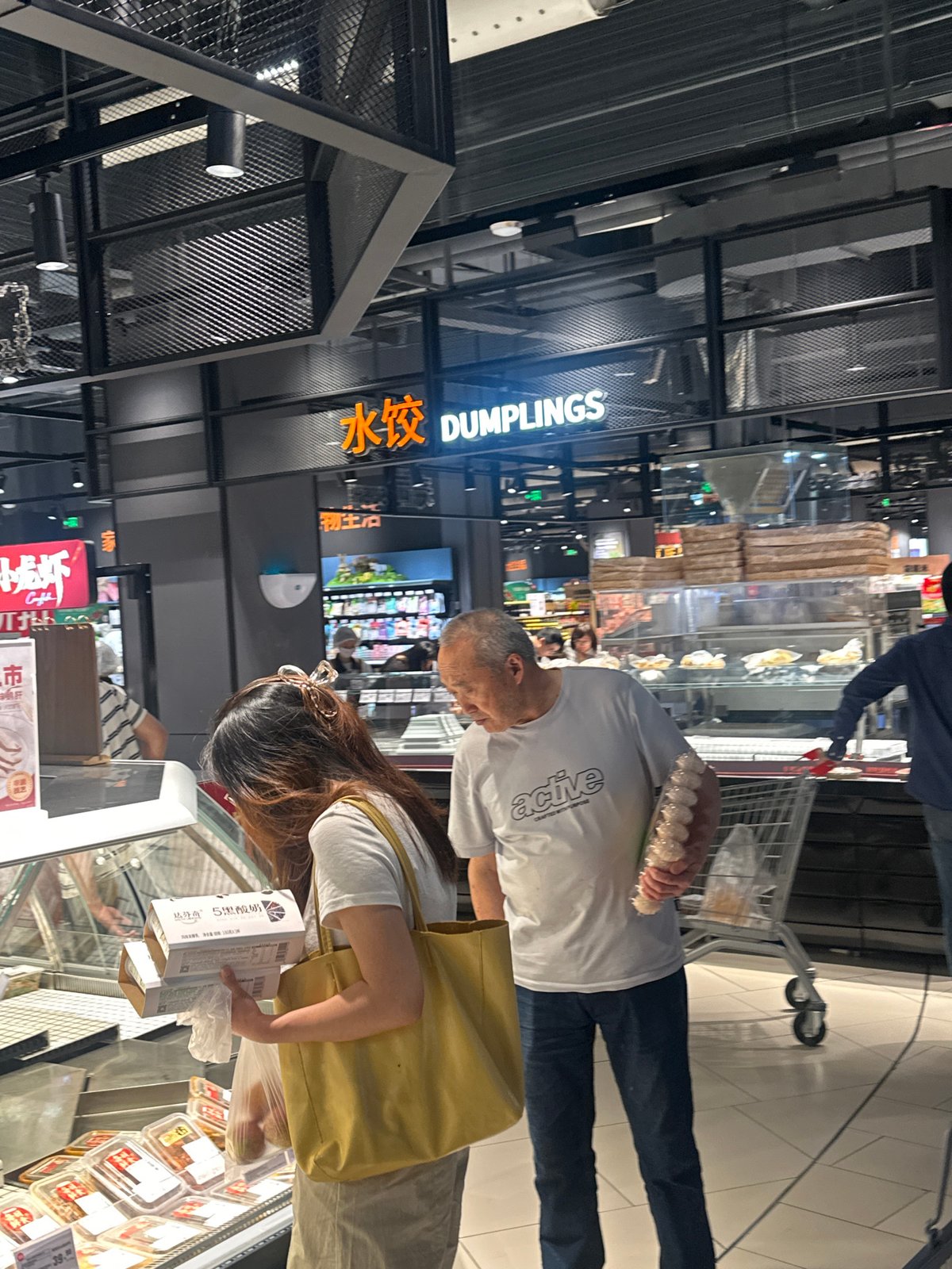 Daily life documented across Chongqing shopping district
