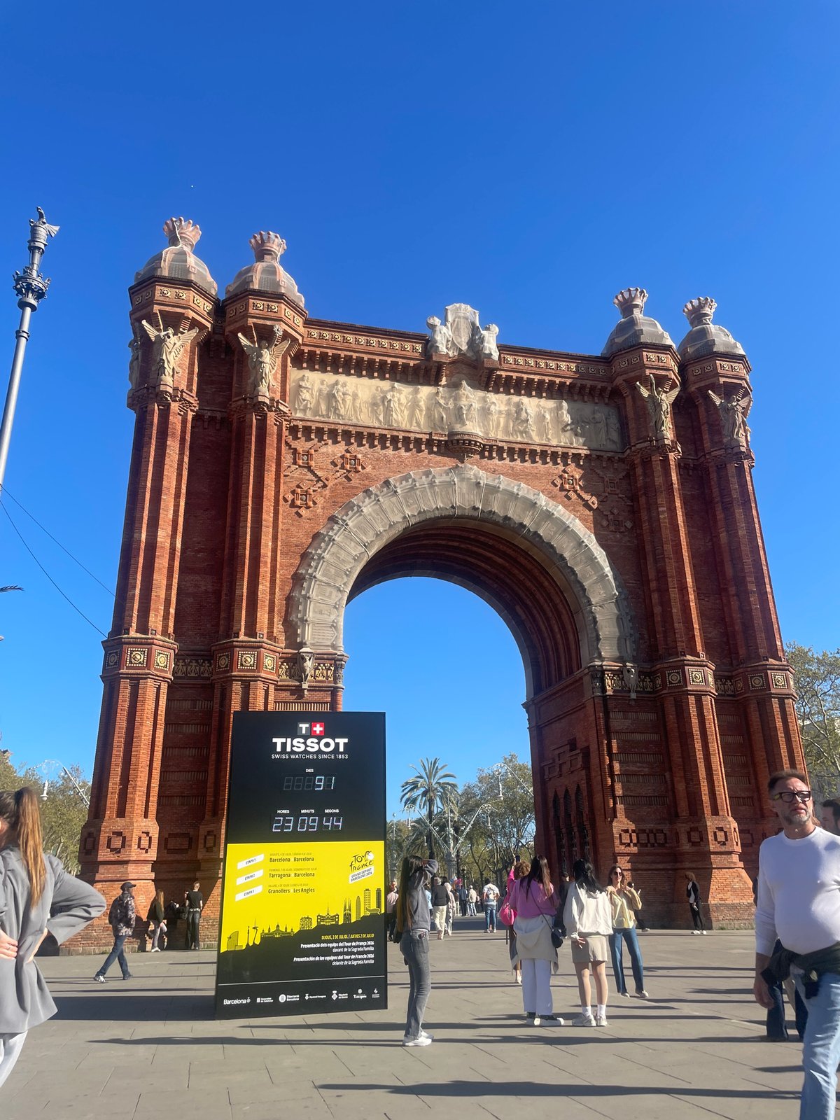 Tour de France promotion, street performance at Barcelona's Arc de Triomf