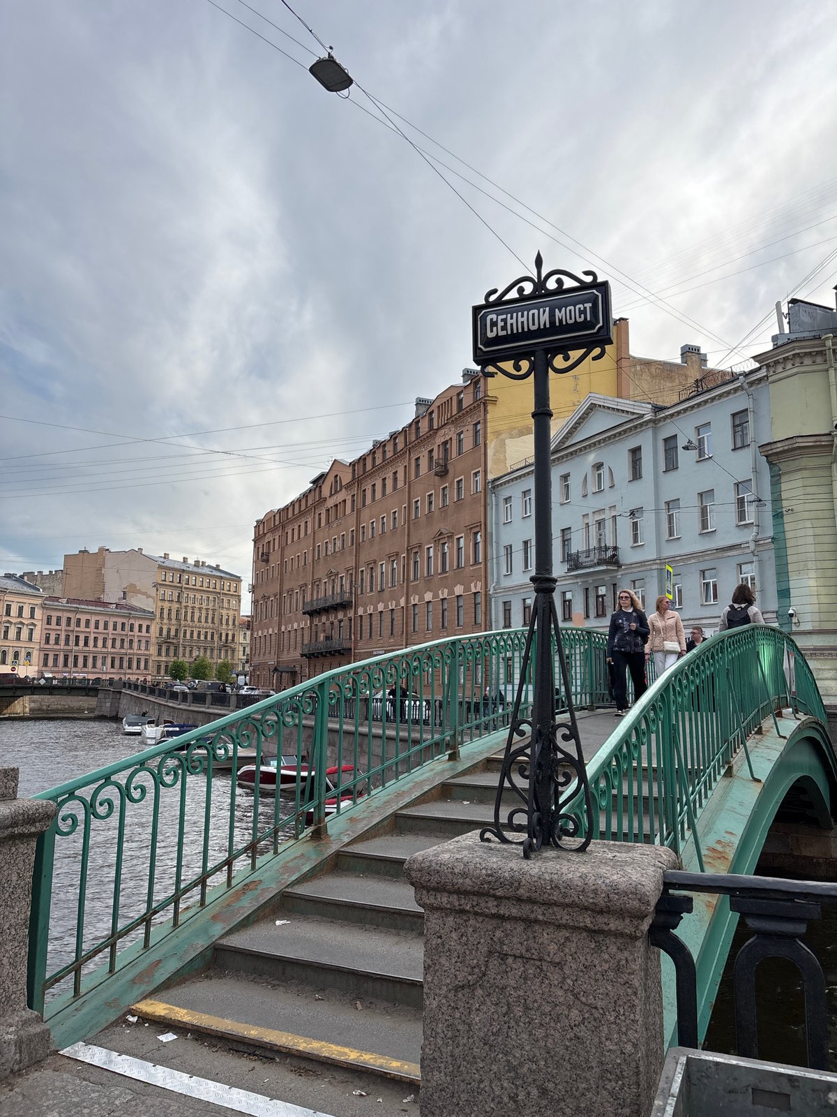 Witness documents Saint Petersburg street scenes during overcast afternoon