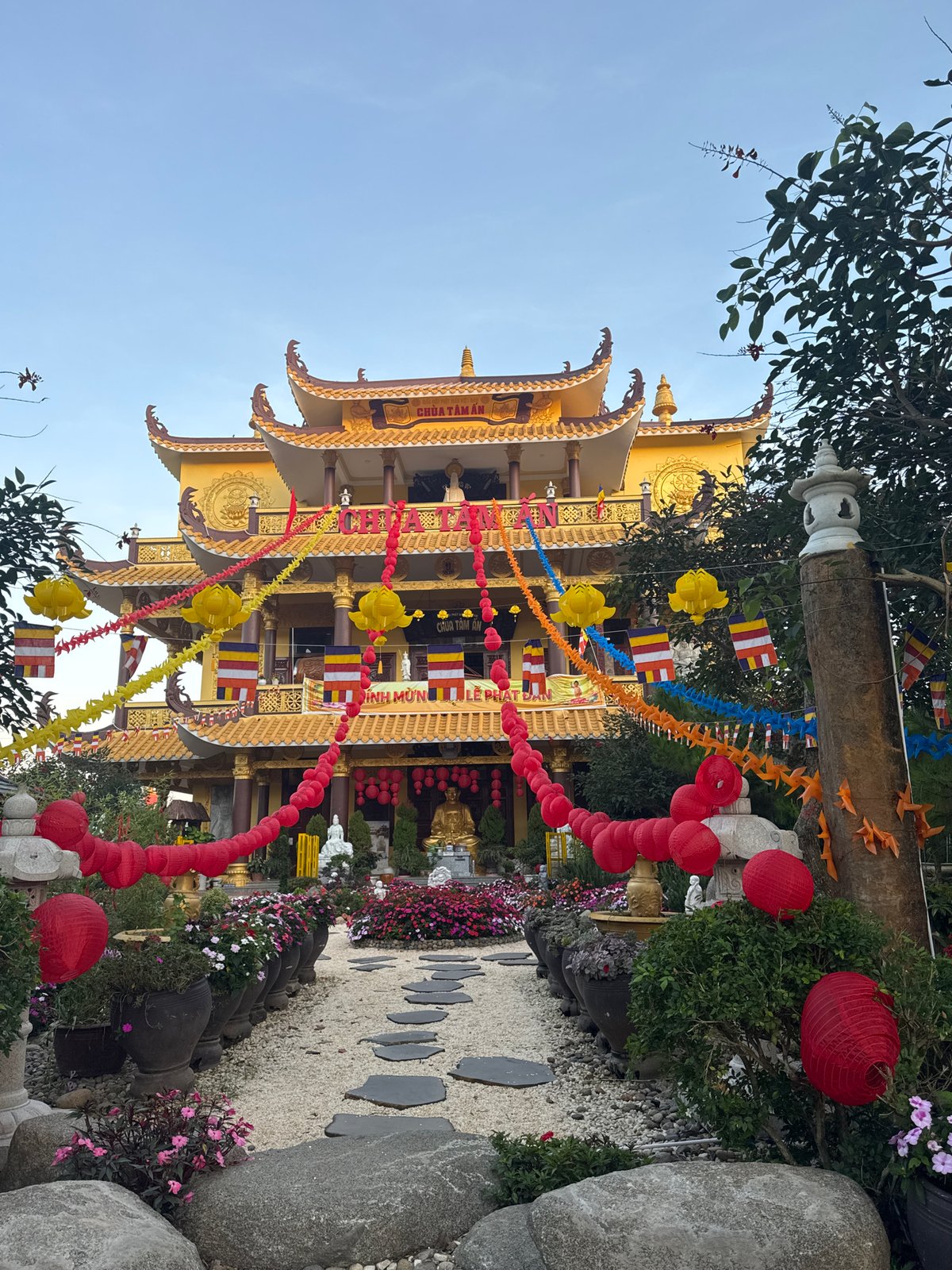 Evening activities and street musicians around Da Lat's Xuan Huong Lake