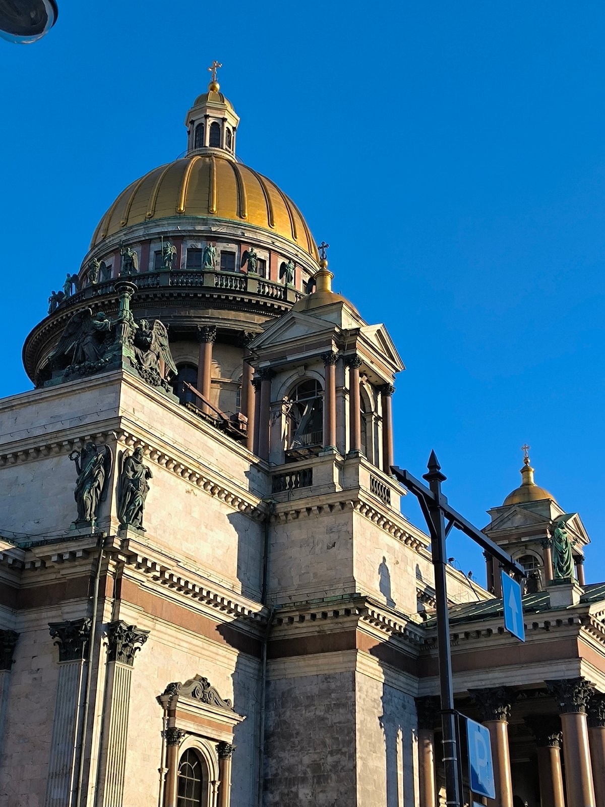 Horseback riding draws crowd near Saint Isaac's Cathedral, Saint Petersburg