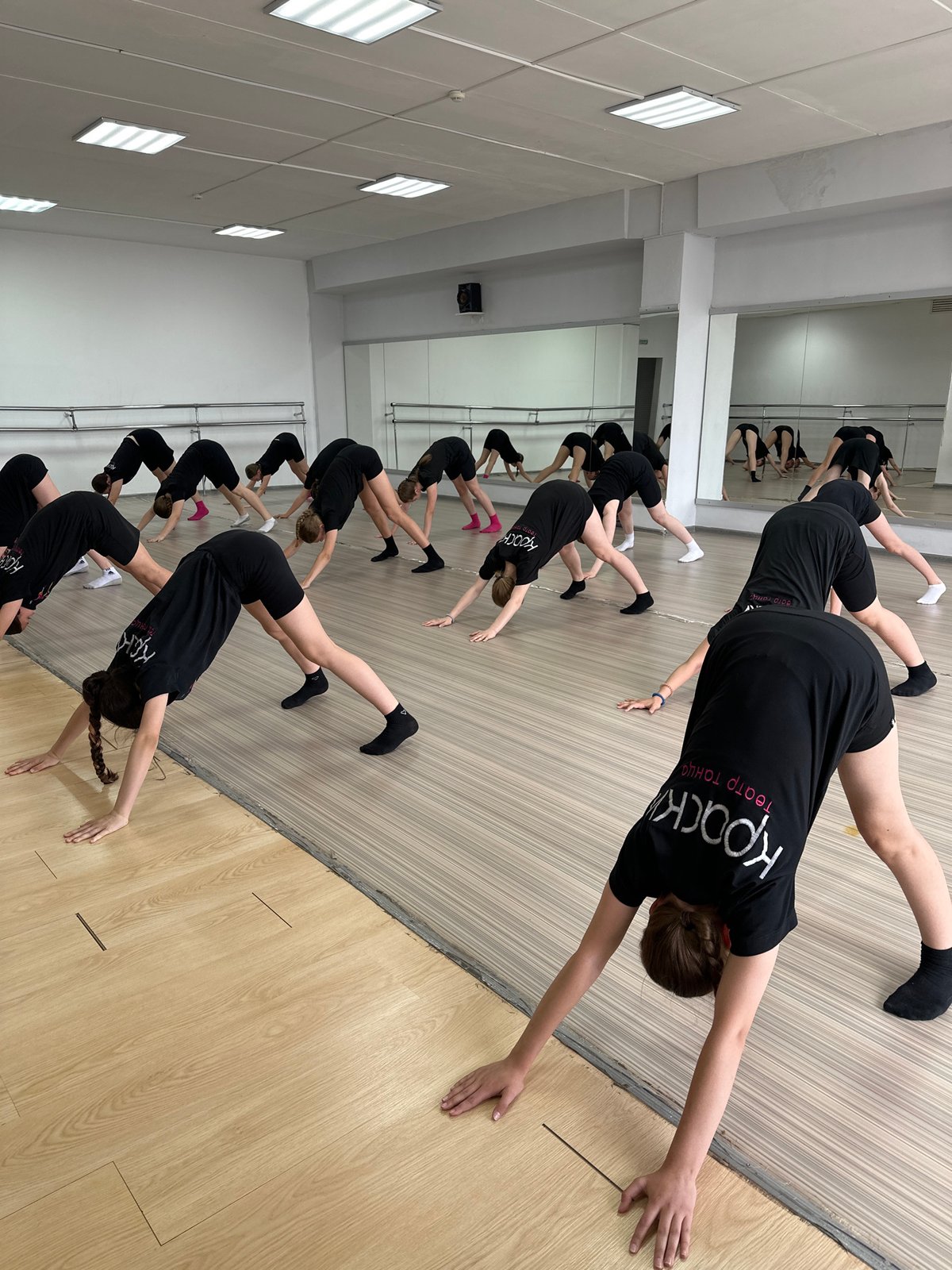 Youth dance class practices synchronized routine in Votkinsk studio