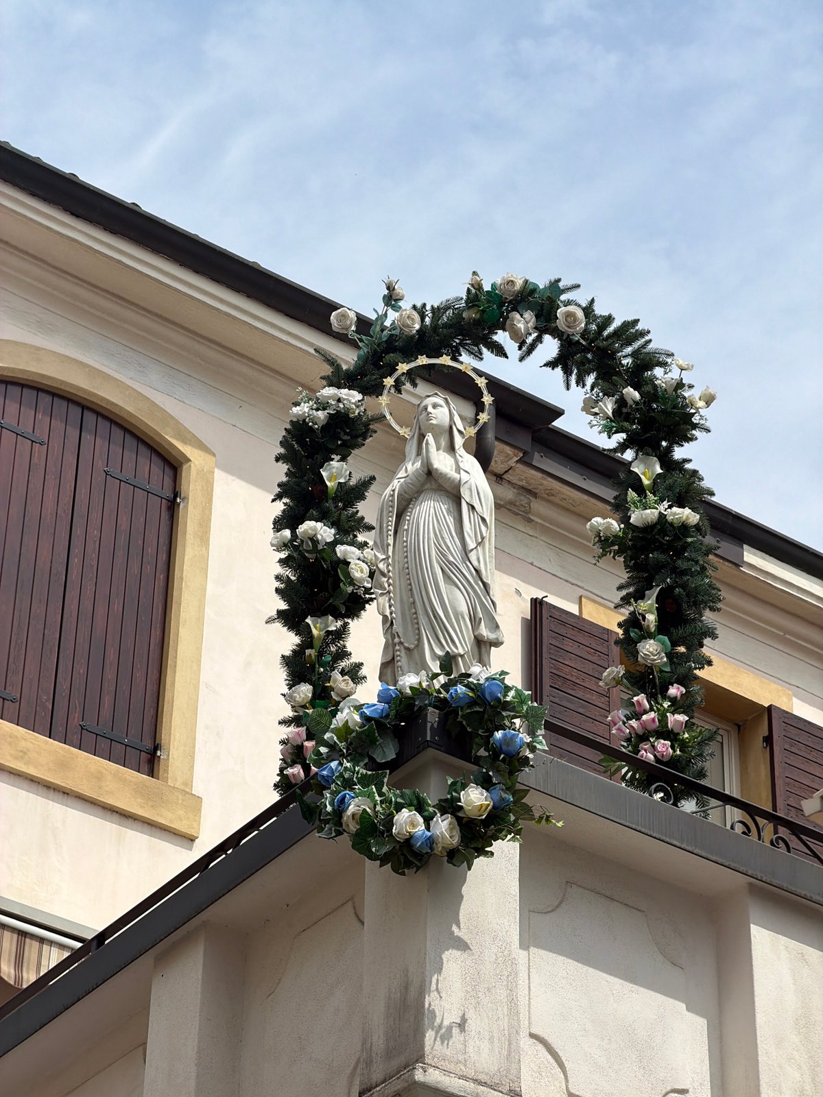 Virgin Mary statue with heart garland observed in Verona