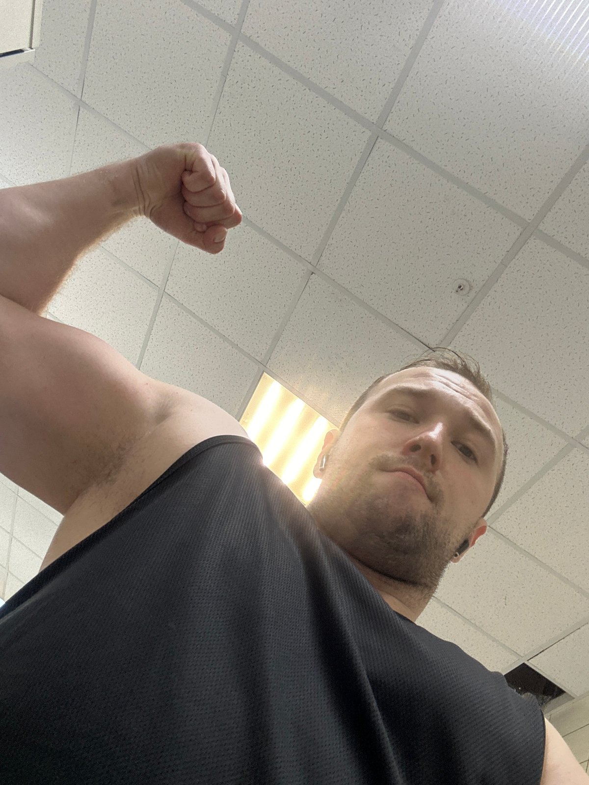 Man takes workout selfies in Chaikovsky gym locker room