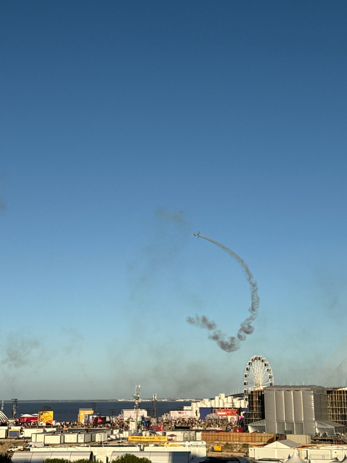 Aerobatics and smoke trails over a Loures waterfront festival