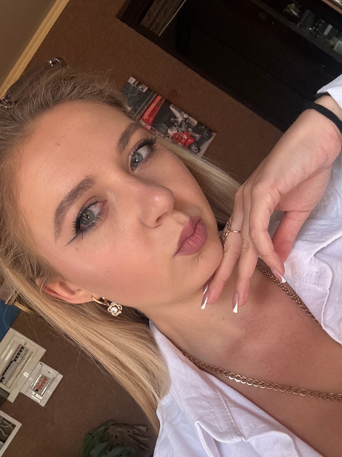 Ten selfies, one look, ninety seconds apart