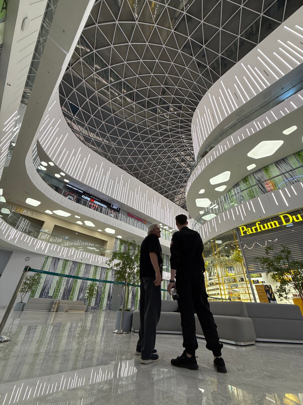 Moscow shopping mall dining experience documented across multiple venues