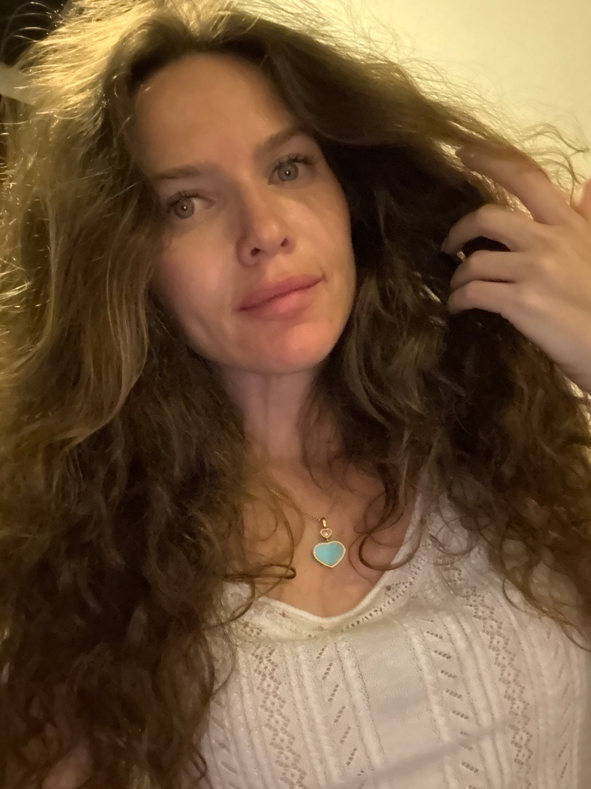 Woman documents evening at Dubai beachfront resort with selfies