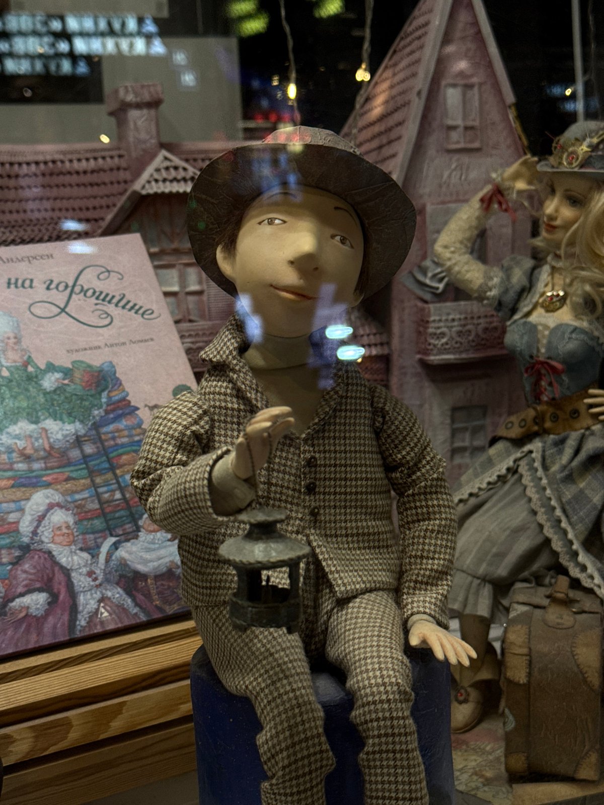 Window displays and street art documented in Moscow