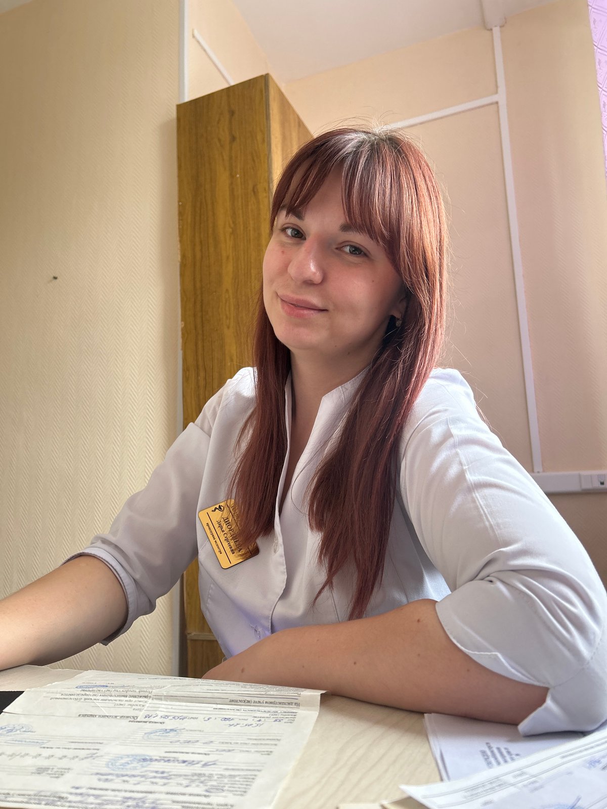 Medical worker takes playful selfies during shift in Russia