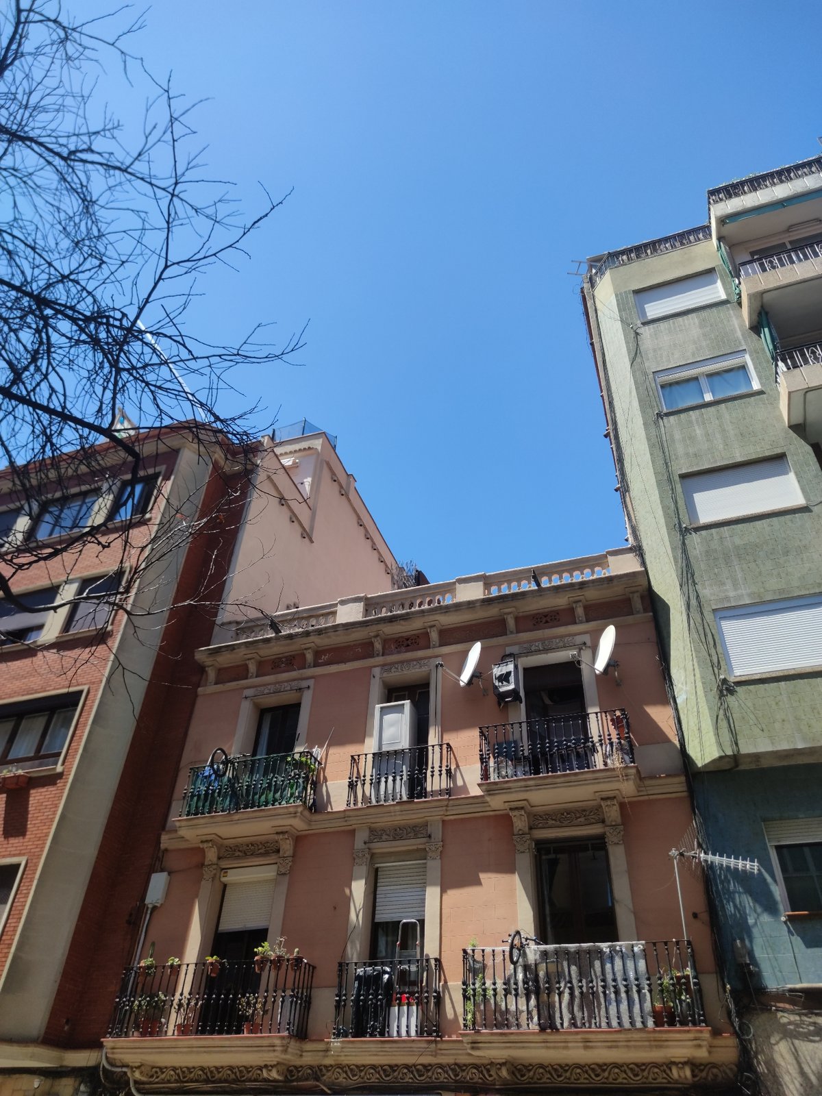 Urban architectural survey documents building facades over 20 minutes