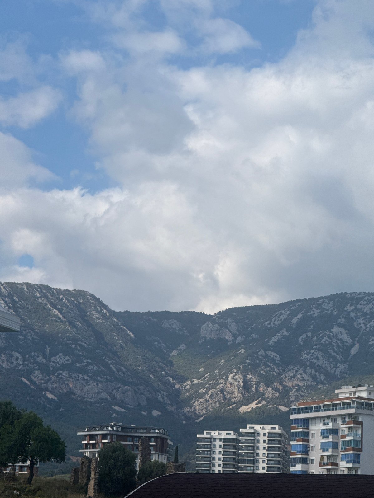 Spring afternoon scenes documented across Turkish mountain city