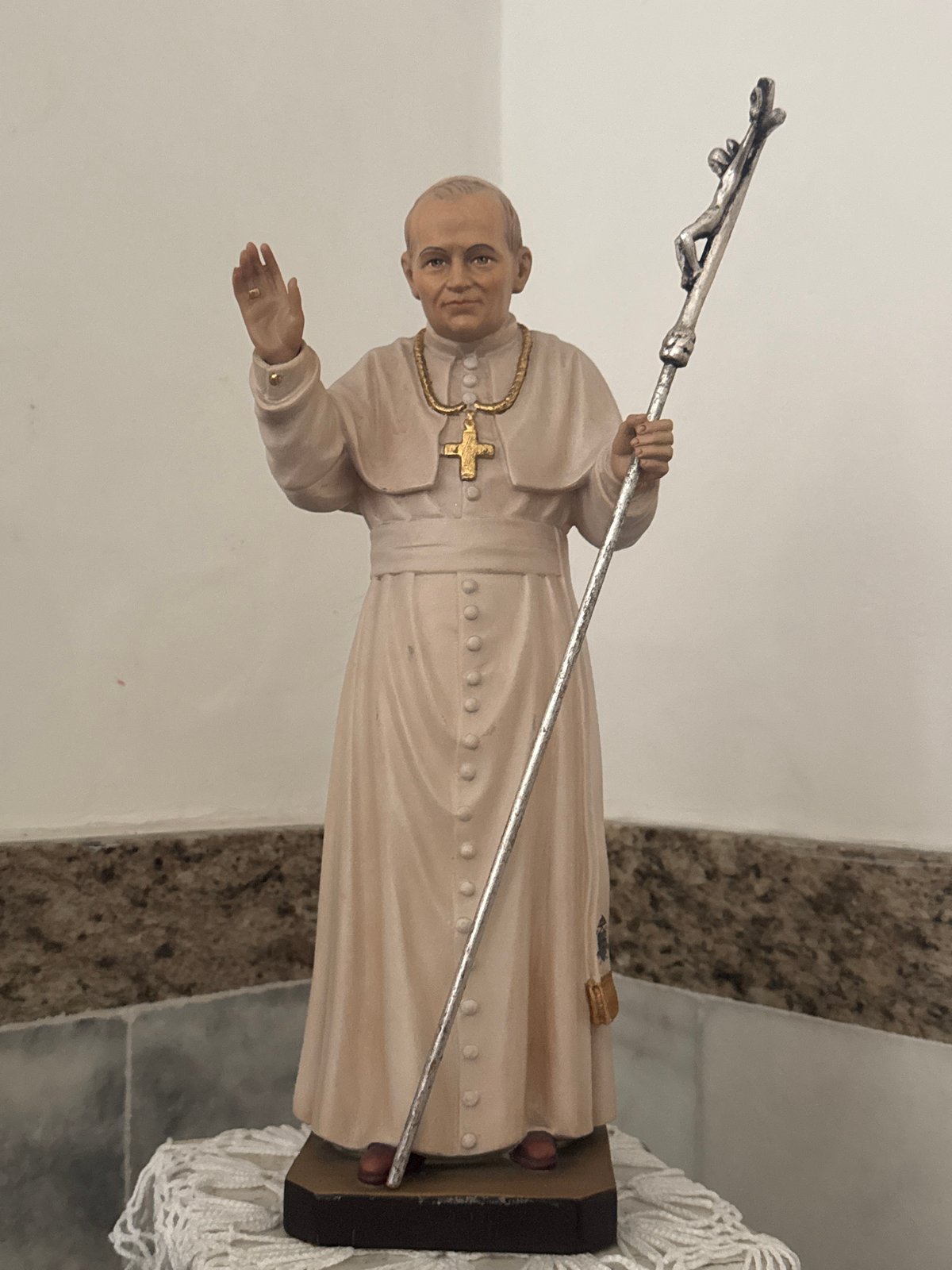 Inside a Niterói church: statues, altars, and religious art