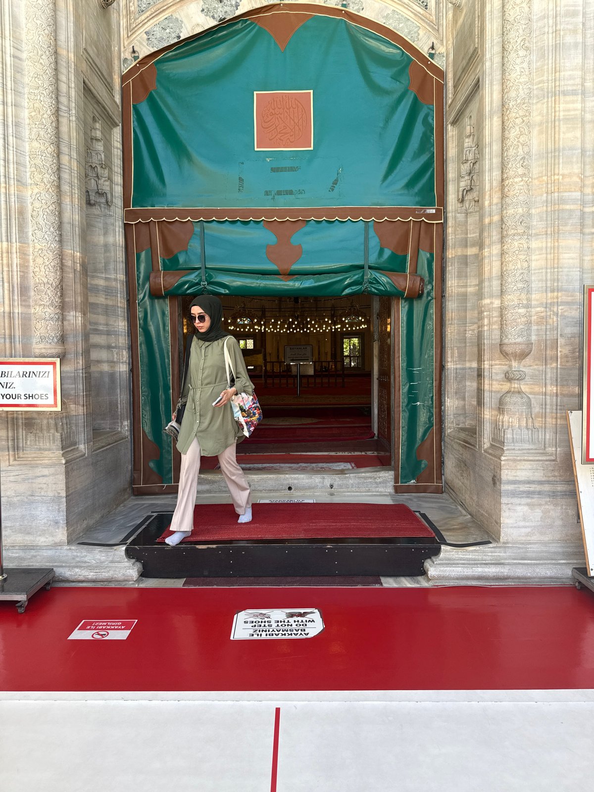 Routine moments captured around Istanbul's historic mosques and university