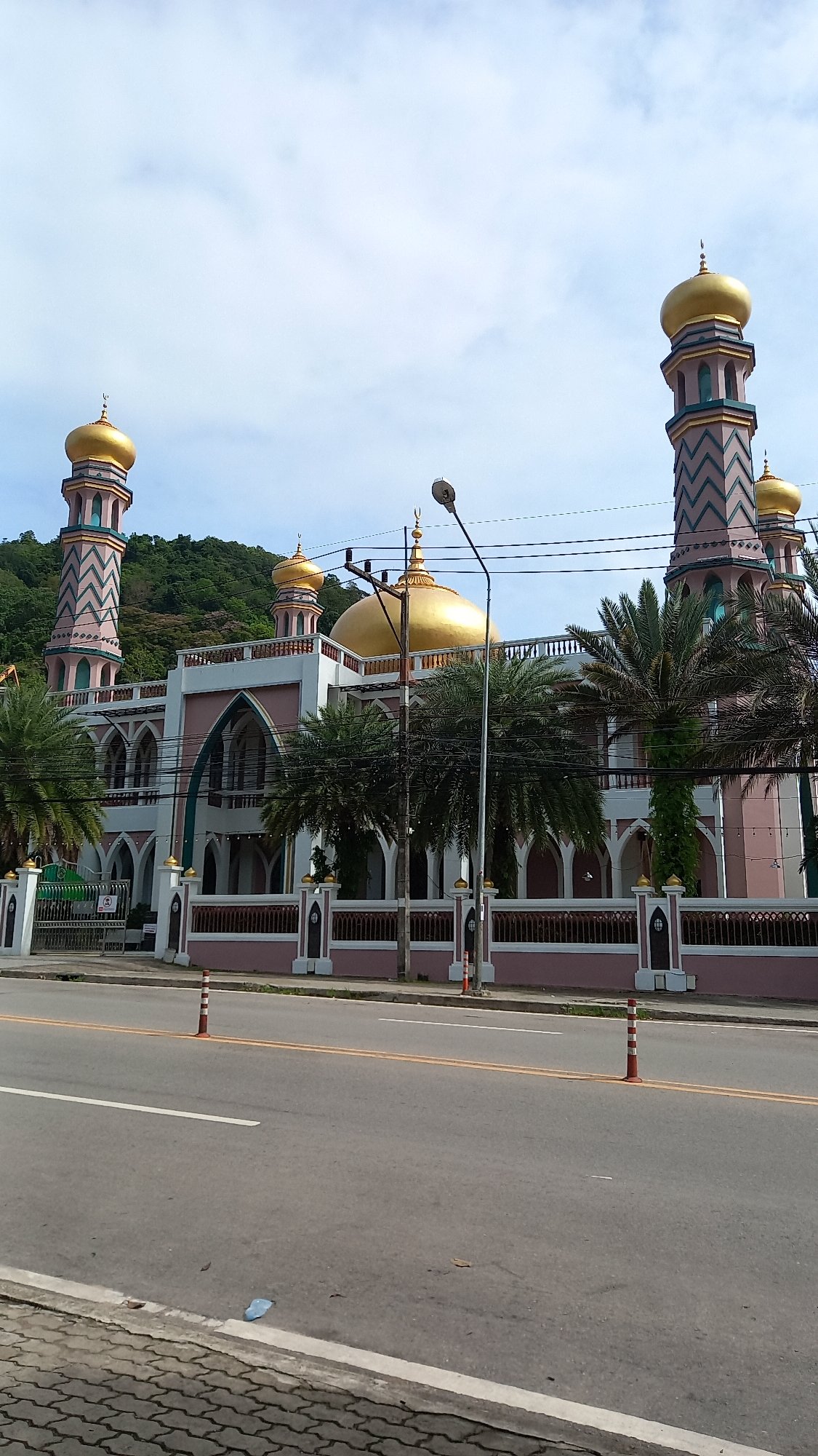 Van breakdown draws help near Thai mosque in Ban Ao Nang