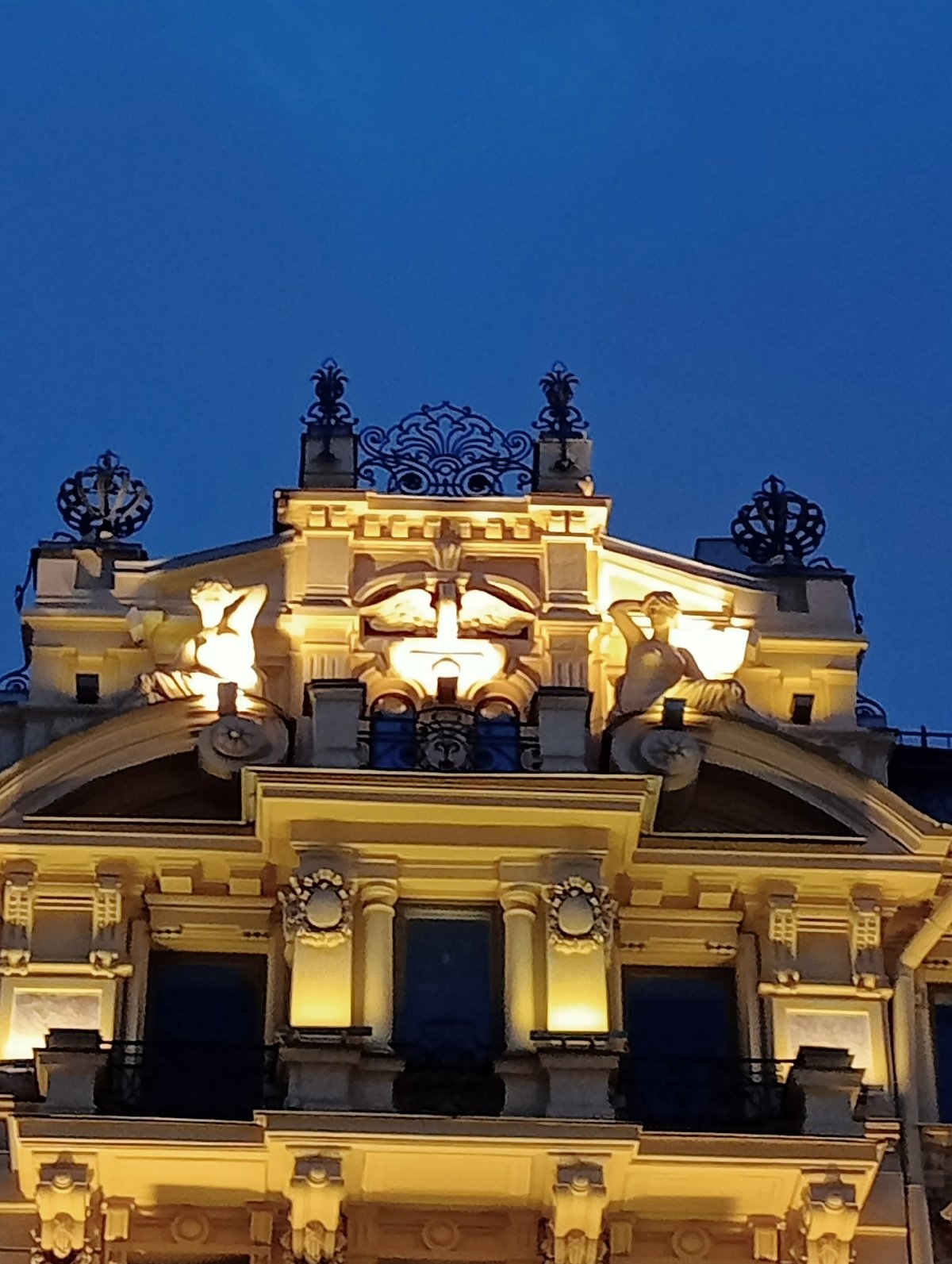 Saint Petersburg street evening: architecture, a cat, and quirky decor